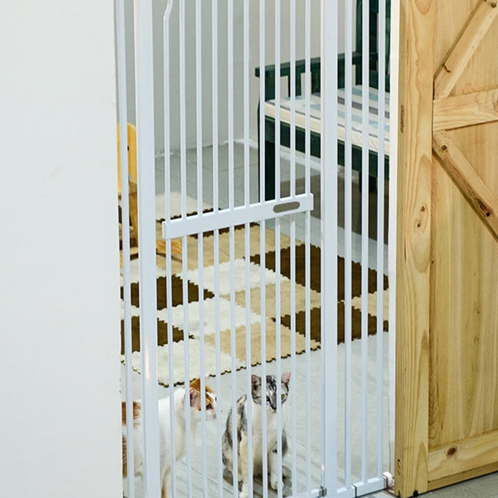 Cat gate for clearance doorway